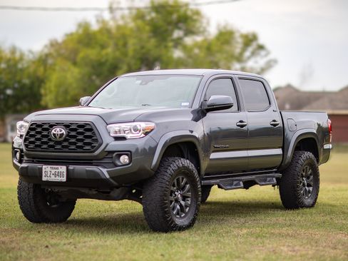 Used 2020 Toyota Tacoma SR5 image 2