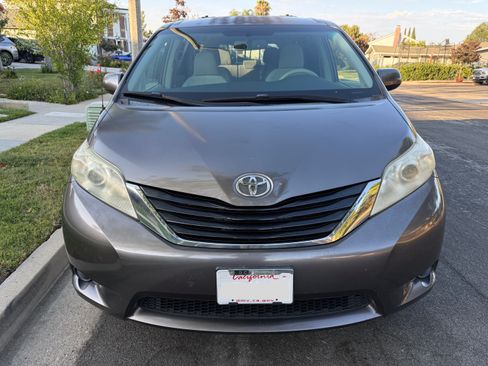 Used 2013 Toyota Sienna LE w/ Preferred Accessory Pkg FWD image 6