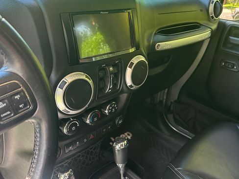 Used 2016 Jeep Wrangler Unlimited Rubicon w/ Connectivity Group AWD/4WD image 11