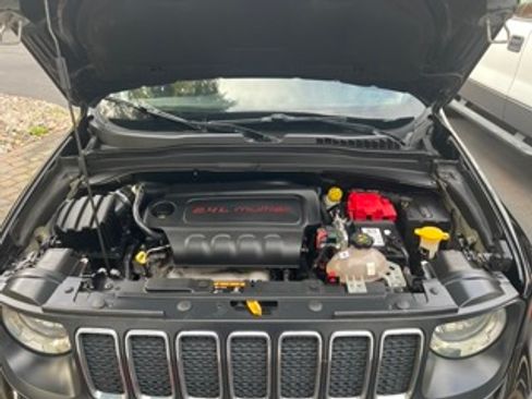 Used 2019 Jeep Renegade Latitude w/ Popular Equipment Group image 6