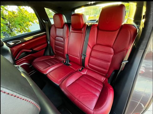 Used 2017 Porsche Cayenne Turbo S image 28