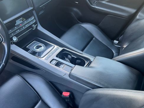 Used 2020 Jaguar F-PACE Premium image 11