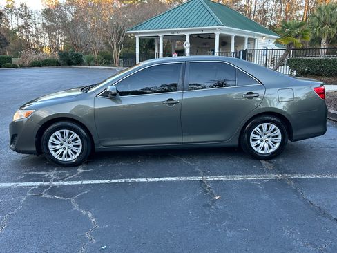 Used 2014 Toyota Camry L image 2