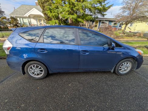 Used 2012 Toyota Prius V Three image 2