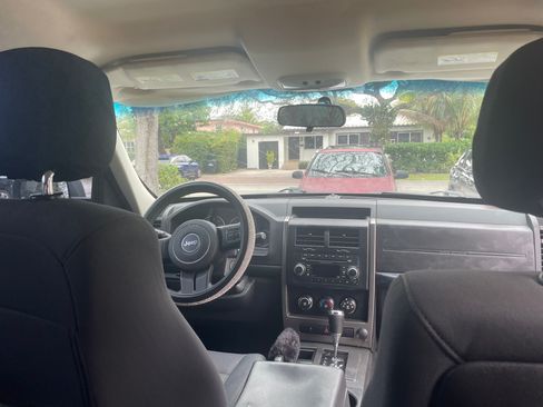 Used 2012 Jeep Liberty Sport image 11