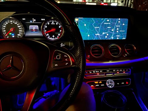 Used 2017 Mercedes-Benz E 300 4MATIC image 10