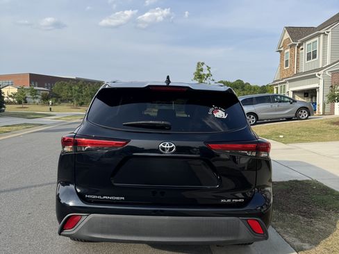 Used 2021 Toyota Highlander XLE AWD/4WD image 4