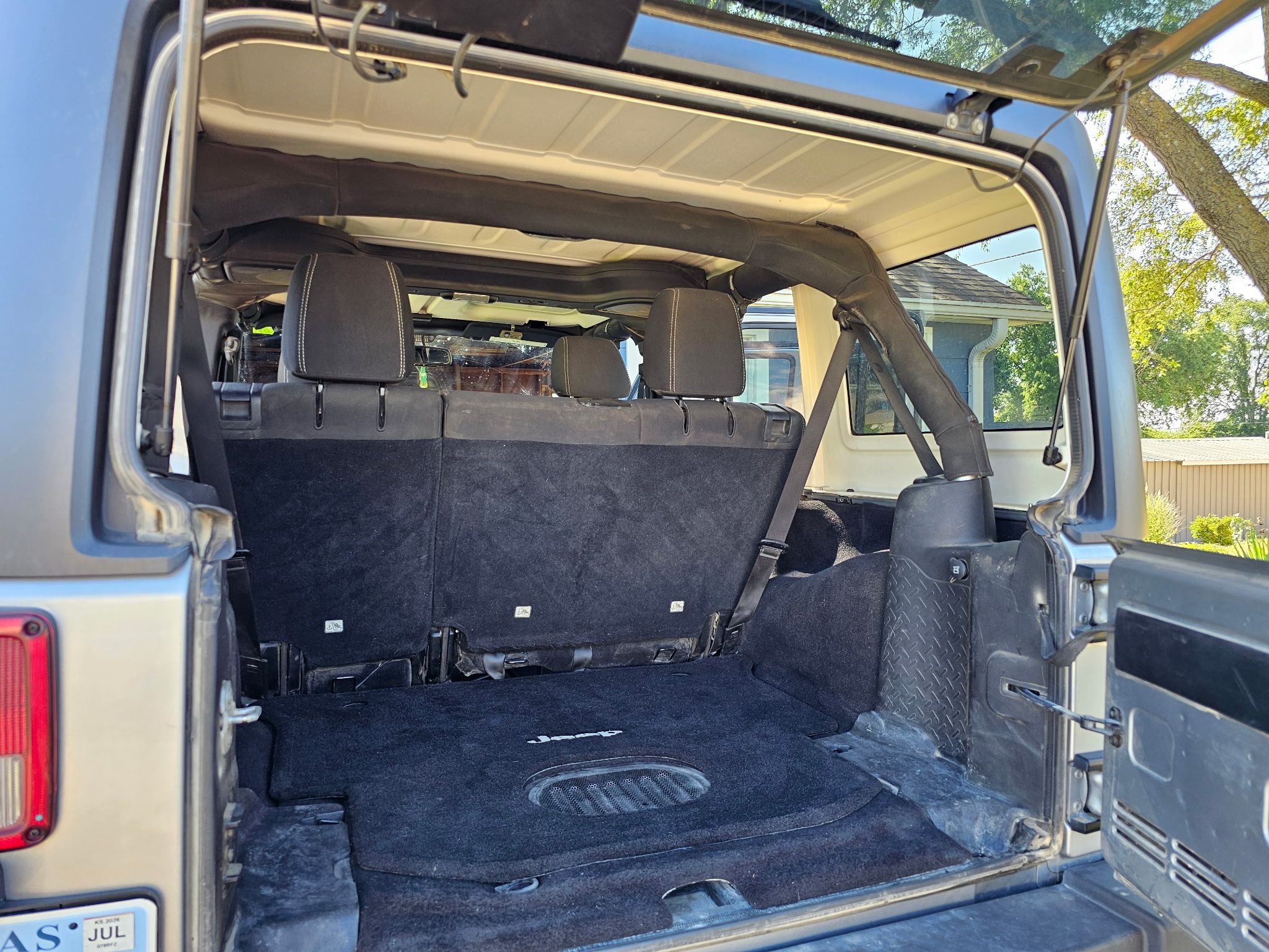 Used 2015 Jeep Wrangler Unlimited Rubicon w/ Connectivity Group AWD/4WD image 14