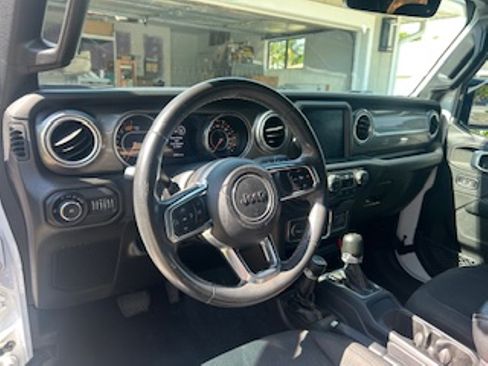 Used 2018 Jeep Wrangler Unlimited Sahara AWD/4WD image 11