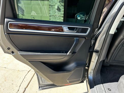 Used 2016 Volkswagen Touareg Sport image 17