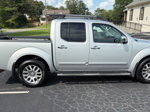 Used 2011 Nissan Frontier SL RWD image 10