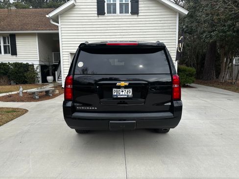 Used 2017 Chevrolet Suburban LT image 4