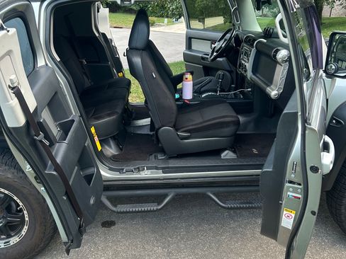 Used 2012 Toyota FJ Cruiser 4WD w/ Upgrade Pkg image 9