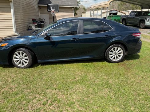 Used 2020 Toyota Camry LE image 2