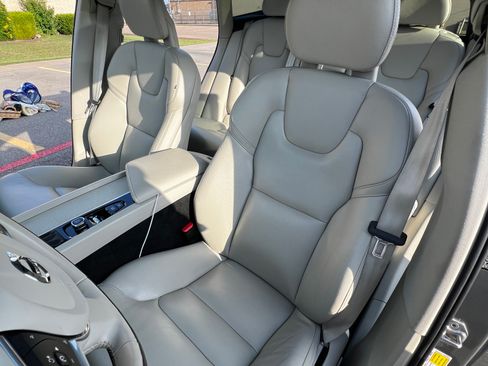 Used 2018 Volvo XC60 T5 Momentum w/ Convenience Package image 11