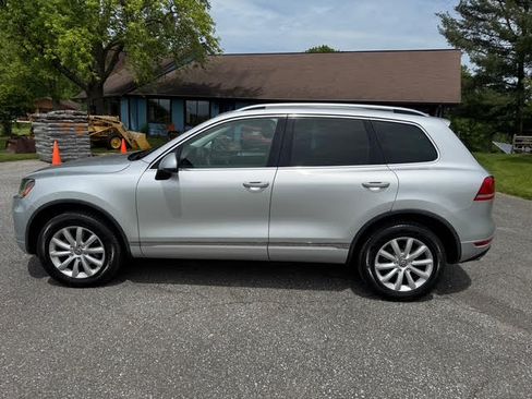 Used 2012 Volkswagen Touareg VR6 image 2