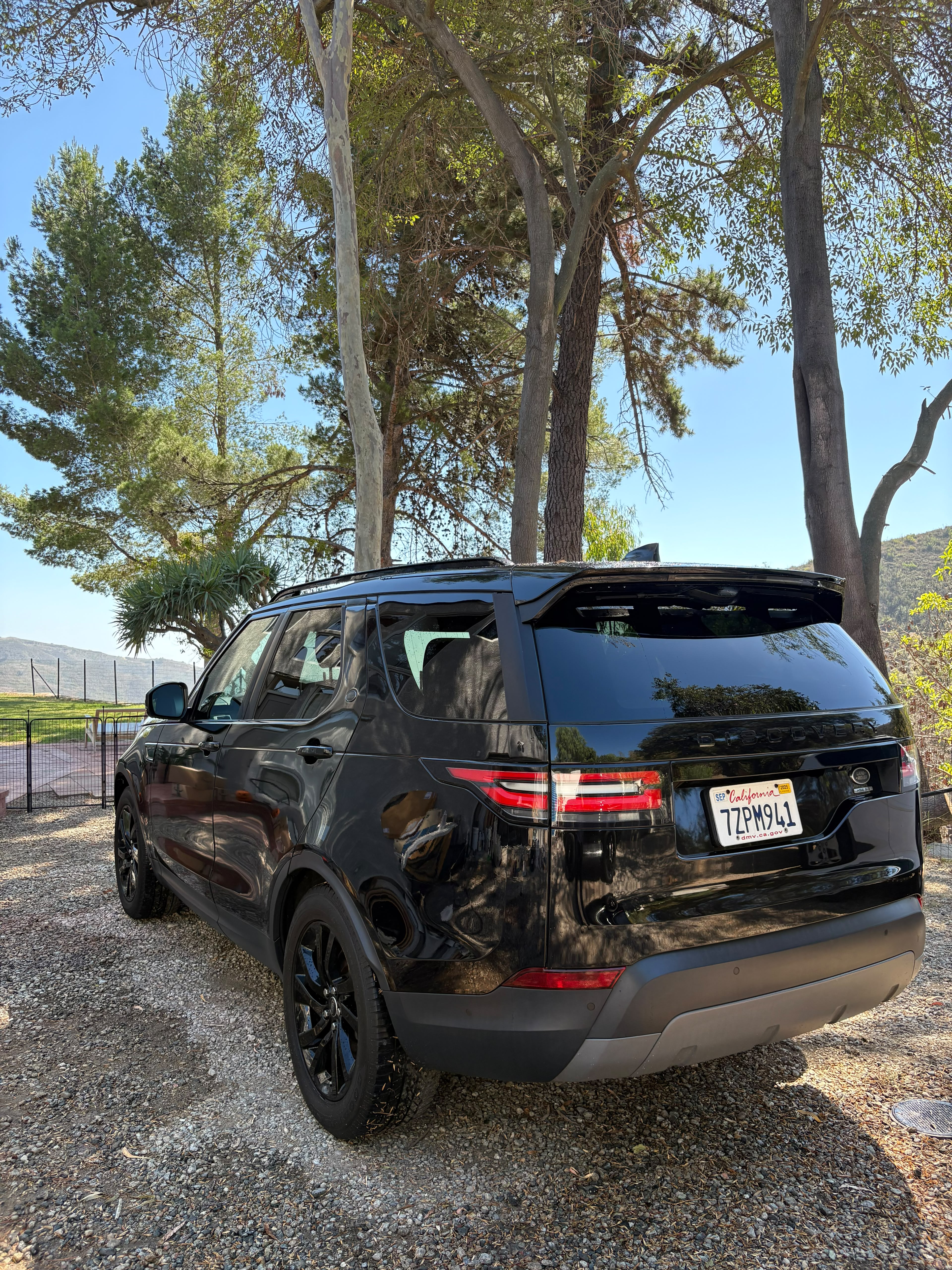 Used 2017 Land Rover Discovery HSE AWD/4WD image 4