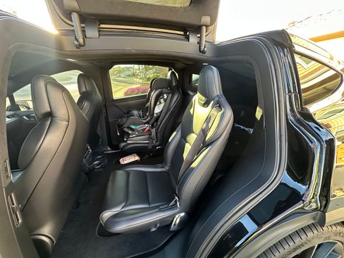 Used 2018 Tesla Model X 75D image 11