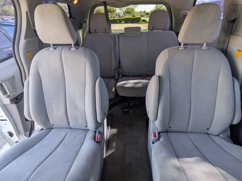 Used 2013 Toyota Sienna L w/ Towing Pkg image 8
