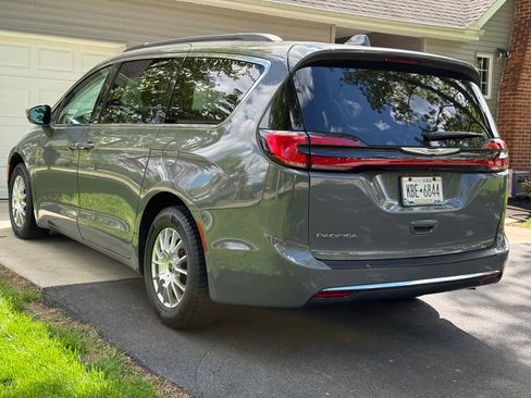 Used 2022 Chrysler Pacifica Touring-L FWD image 5