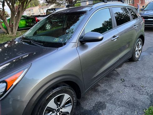 Used 2017 Kia Niro LX FWD image 4