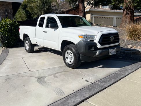 Used 2020 Toyota Tacoma SR image 1