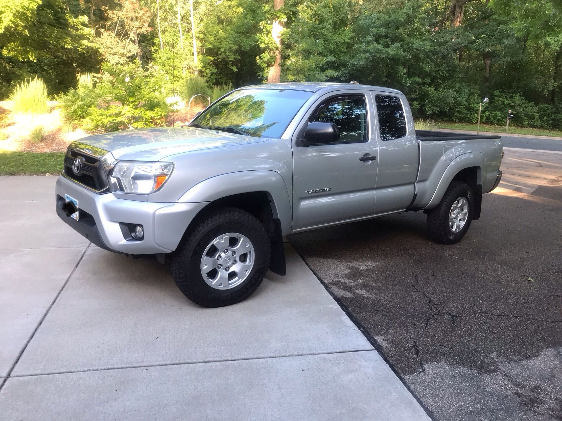 Used 2012 Toyota Tacoma 4x4 Access Cab V6 w/ SR5 Pkg image 1