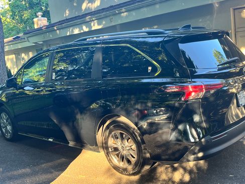 Used 2022 Toyota Sienna XLE image 5