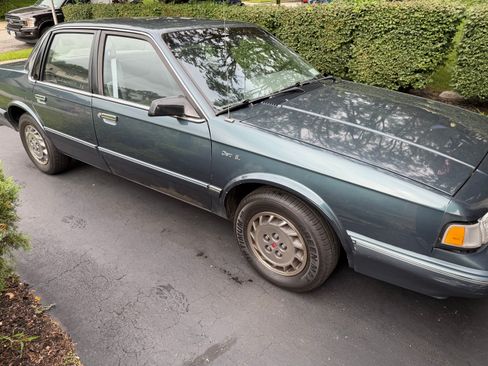 Used 1996 Oldsmobile Cutlass Ciera SL FWD image 2