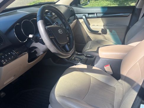 Used 2012 Kia Sorento EX w/ EX V6 Premium Pkg image 8