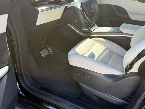 Used 2023 Tesla Model X image 11