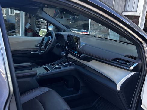 Used 2023 Toyota Sienna Platinum image 5