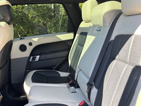 Used 2018 Land Rover Range Rover Sport HSE Dynamic image 9