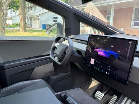 Used 2024 Tesla Cybertruck AWD Crew Cab image 8
