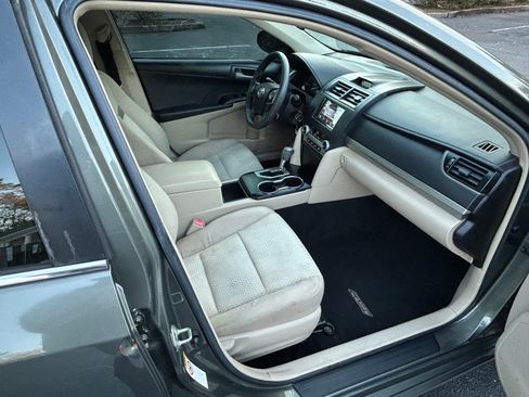 Used 2014 Toyota Camry L image 12