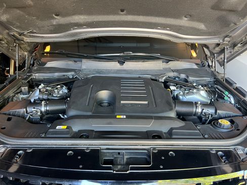 Used 2020 Land Rover Range Rover HSE image 6