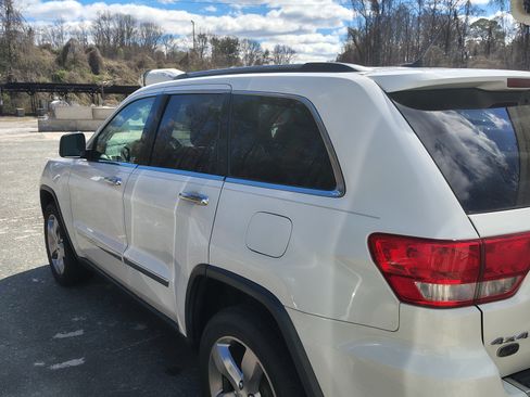 Used 2013 Jeep Grand Cherokee Overland image 12