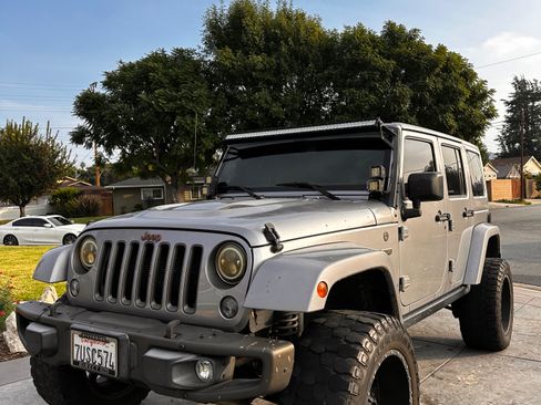 Used 2016 Jeep Wrangler Unlimited Sahara image 2
