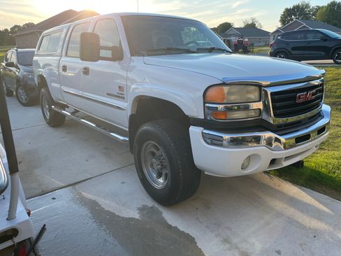 Used 2006 GMC Sierra 2500 SLE w/ Heavy-Duty Power Package AWD/4WD image 2