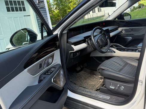 Used 2025 Lincoln Nautilus Reserve AWD/4WD image 9