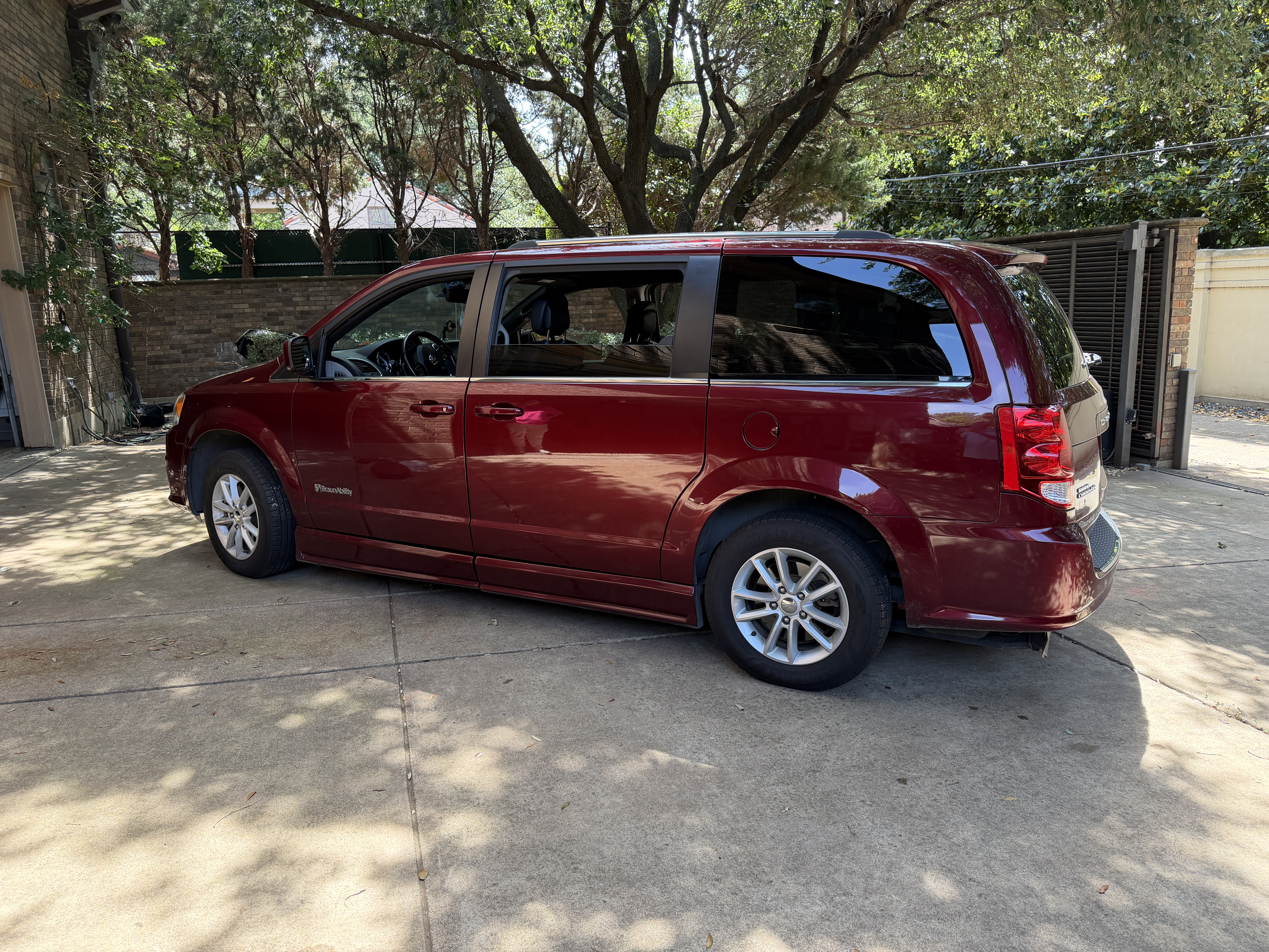 Used 2020 Dodge Grand Caravan SXT FWD image 5