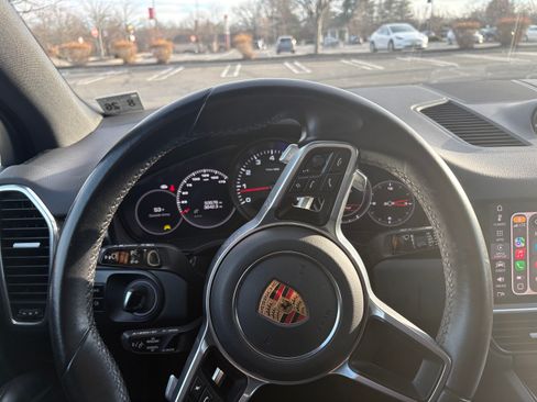 Used 2021 Porsche Cayenne image 6