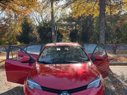 Used 2018 Toyota Corolla LE image 2