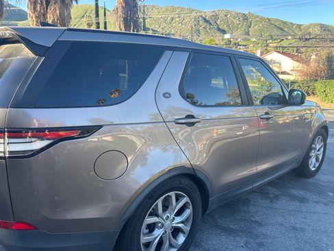 Used 2017 Land Rover Discovery SE image 5