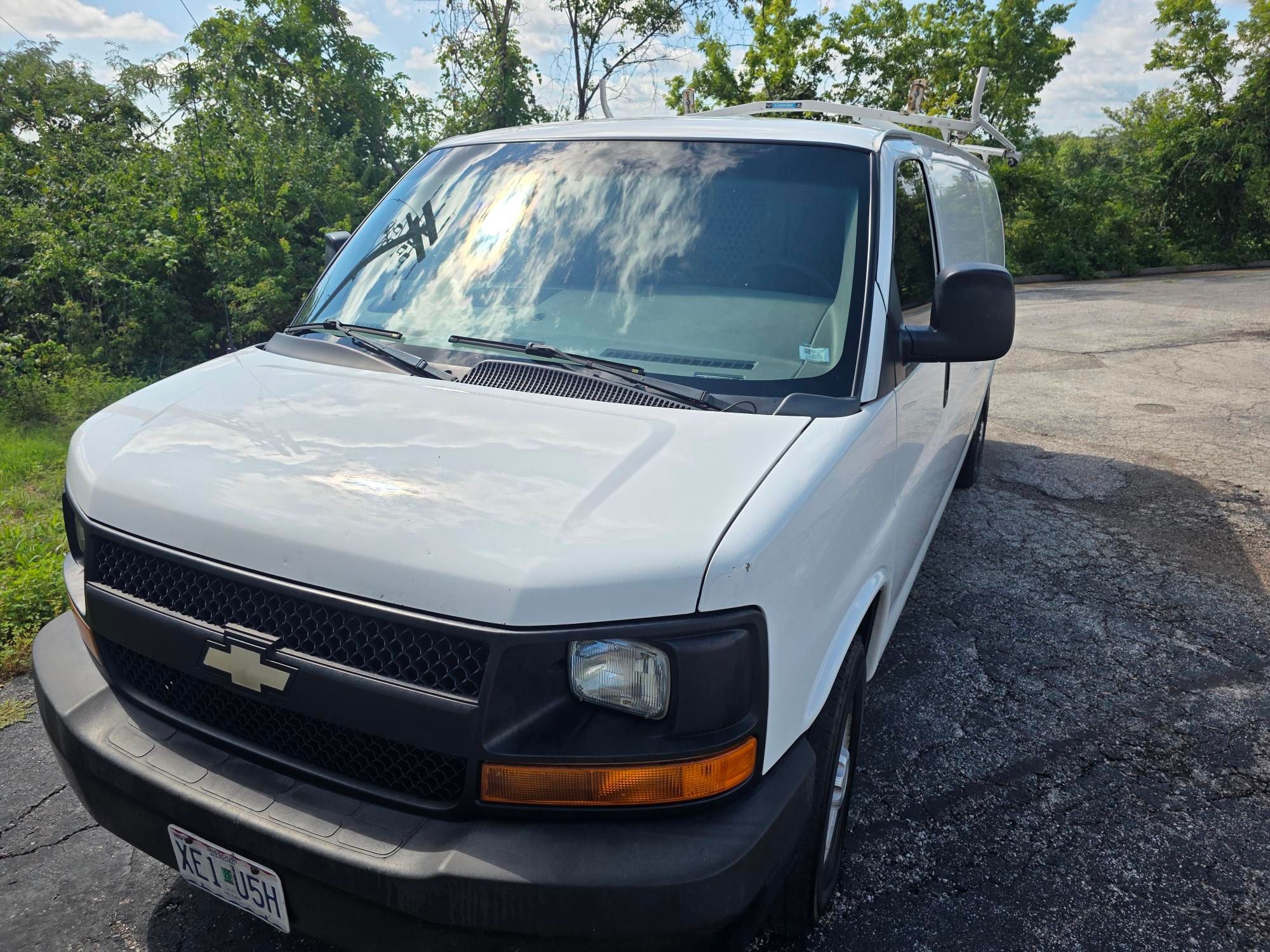 Used 2011 Chevrolet Express 2500 Extended RWD image 1