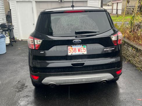 Used 2017 Ford Escape SE image 2