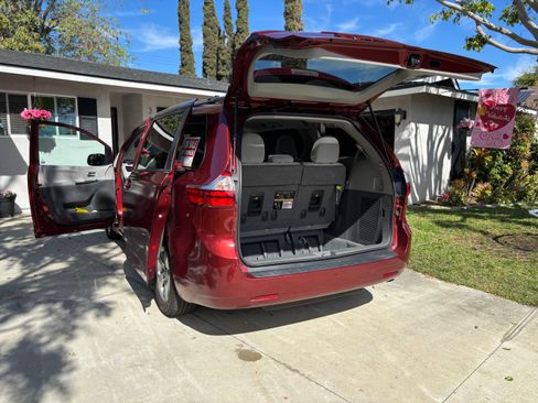 Used 2020 Toyota Sienna LE w/ Carpet Mat Package image 6