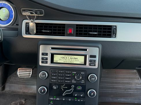 Used 2010 Volvo V70 R-Design FWD image 16