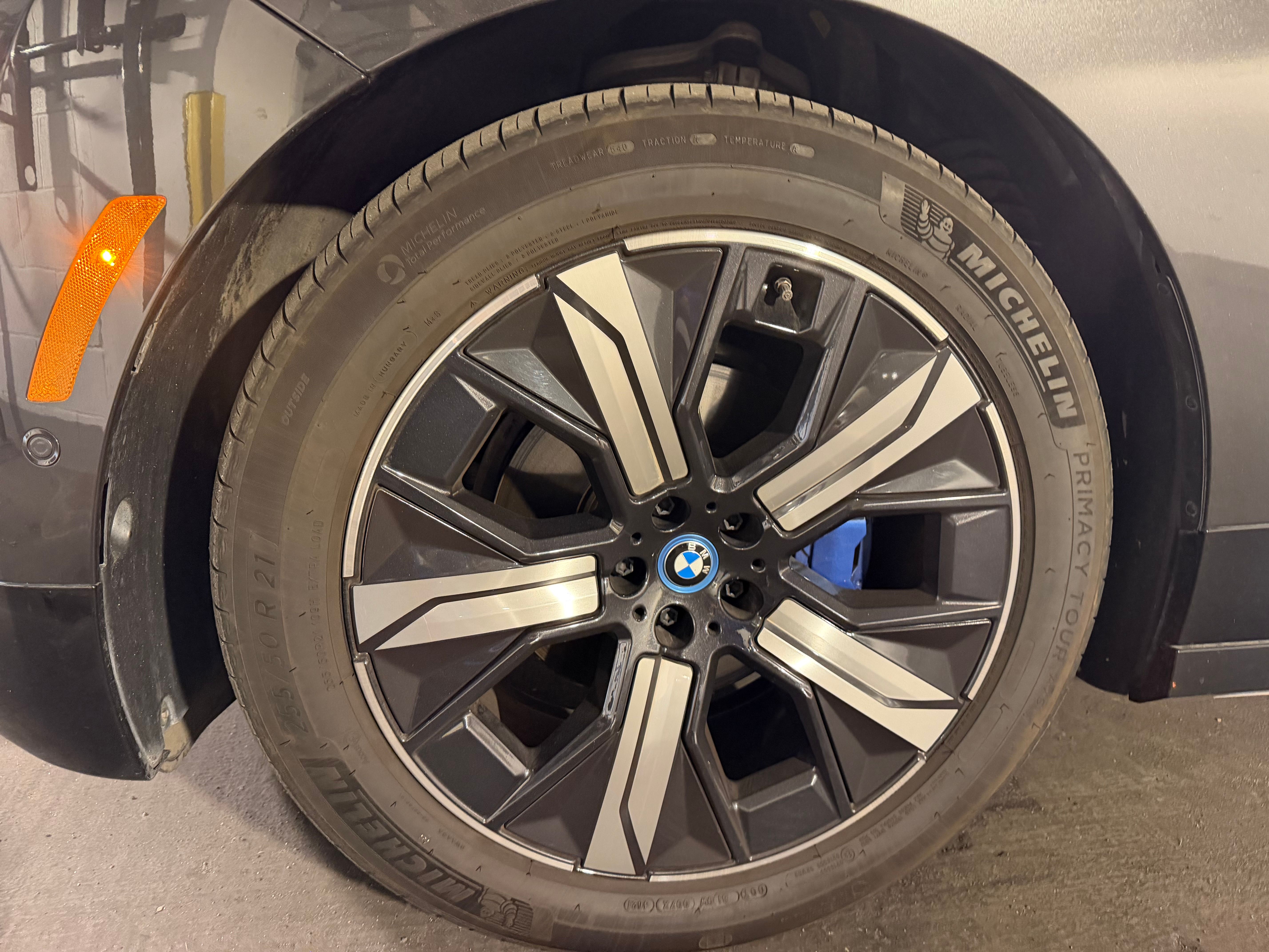 Used 2022 BMW iX xDrive50 w/ Premium Package AWD/4WD image 12
