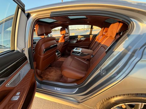 Used 2020 BMW M760i xDrive w/ Luxury Rear Seating Package image 15